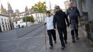 Un peregrino ciego llegando a Compostela tras hacer el Camino inglés