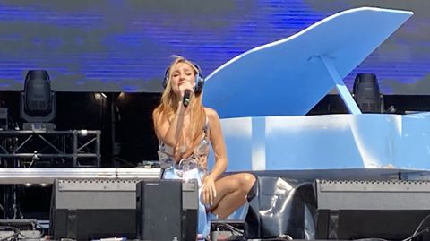 Belén Aguilera sobre el escenario del Morriña Fest, en el estadio de Riazor de A Coruña