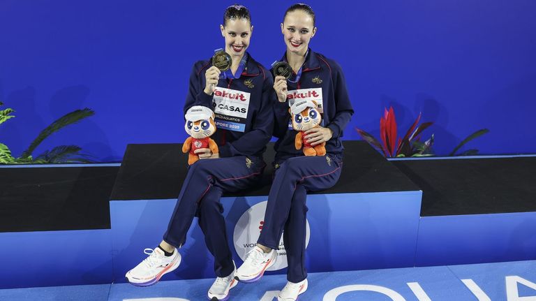 Iris Tió y Lilou Lluís siguen haciendo historia para España en natación artística con el oro mundial en dúo libre en Singapur