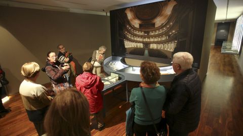 En la imagen, una visita guiada a la exposición este martes por la tarde