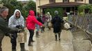 Afectados por la inundaciones retiran el barro de una casa en Emilia Romaña.