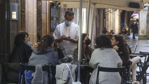 El sector servicios es el que ms peso tiene en la economa compostelana, en la imagen, un camarero toma nota a una mesa en el centro de Santiago