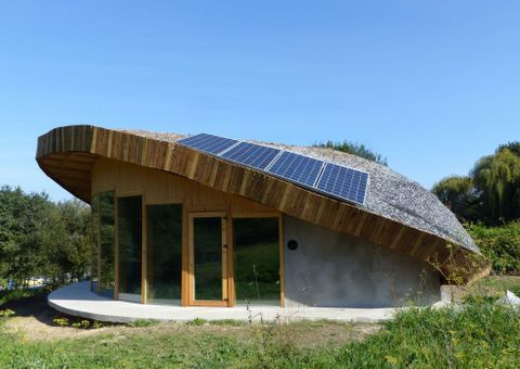 Los muros son de madera, con conchas en su interior.