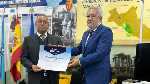 José Manuel Lage recogió de manos de Miguel Santalices el premio Fonte Limpa que concede la Asociación de Médicos Gallegos
