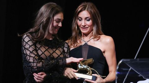 La actriz Anamaria Vartolomei felicita a la realizadora Audrey Diwan por el León de Oro de la 78.ª Mostra.