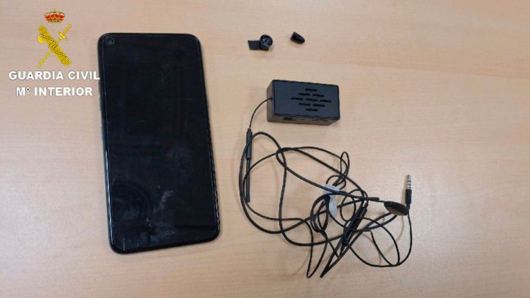 Cazados con tecnología para hacer trampas en el teórico de conducir en Pontevedra