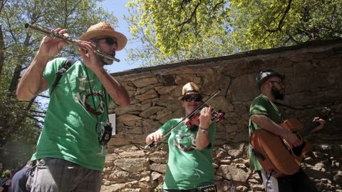 Músicos de uno de los grupos que actuaron este domingo en la Feira do Viño de Vilachá