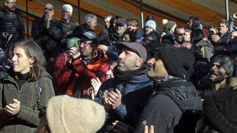 El público aplaude durante el pregón de Beito Romero