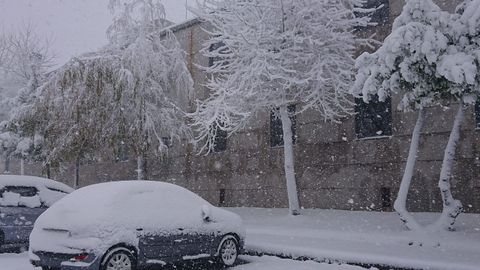 En A Fonsagrada, la nieve ocultaba casi por completo los coches aparcados.