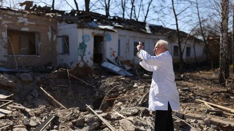 El doctor Anatoli Pavlov toma fotografías de los daños en el hospital psiquiátrico de Mykolaiv, en el sur de Ucrania
