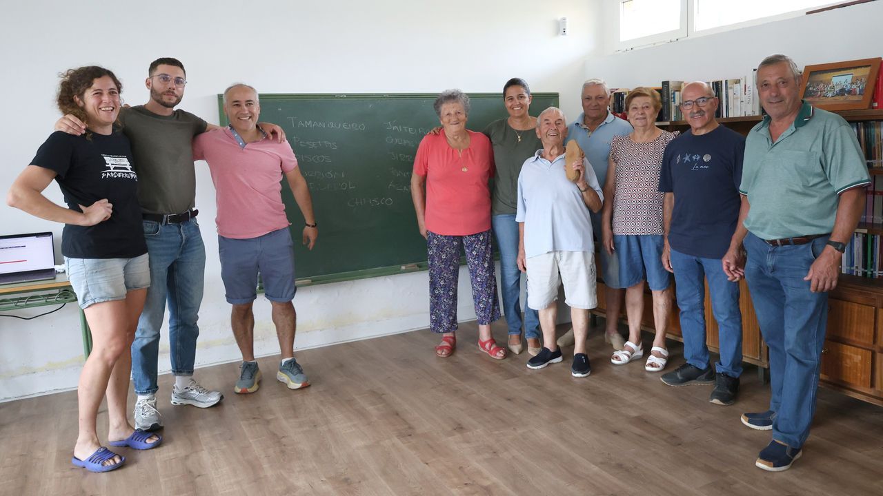 Os veci�os que participan na recollida de alcumes de Parderrubias.