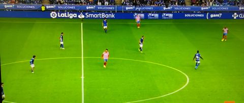 Pedro rodeado por la presi�n del Oviedo en el derbi