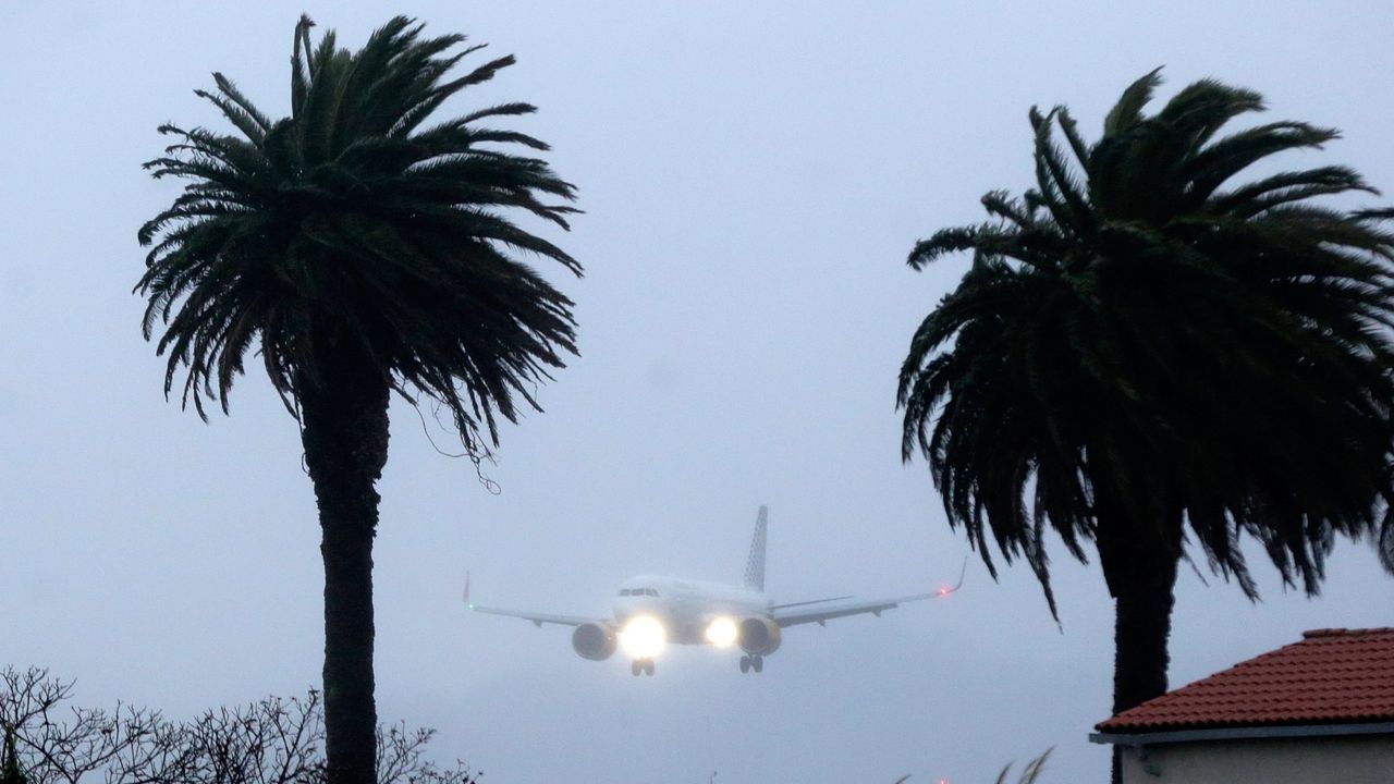 Entrada de un avi�n de Vueling en Alvedro.