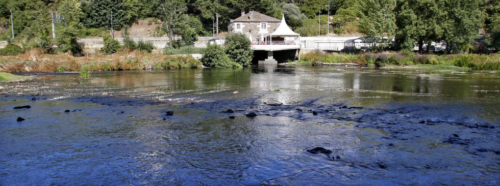 Este era el aspecto que presentaba el cauce del Mi�o ayer por la tarde en la zona de O Mu��o; el r�o se pod�a atravesar perfectamente caminando. 