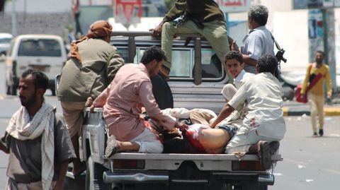 Civiles evacan a los heridos en los bombardeos saudes sobre el puerto de Adn. 