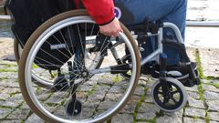 Foto de archivo de una persona en silla de ruedas