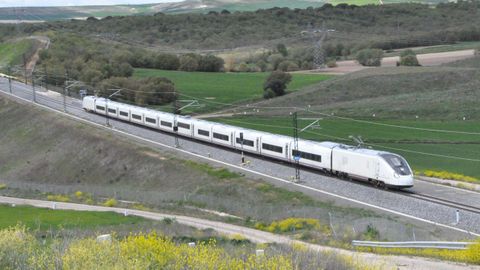Tren Avril circulando en pruebas para su homologación