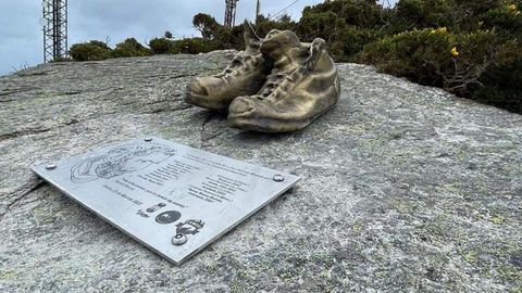 Réplica en bronce de las botas de Ramón Blanco en el Penedo do Galo