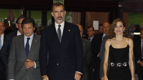 2016. Letizia Ortiz optó por un vestido negro para el concierto previo a la entrega de los Premios Princesa de Asturias. 