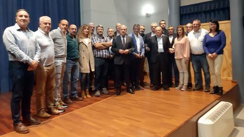 Los integrantes del consejo rector del consorcio de turismo de la Ribeira Sacra, tras la reunión de renovación de cargos que se celebró en Sober