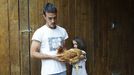 Fernando Lorenzo sujetando a una de sus gallinas junto su hija Irene