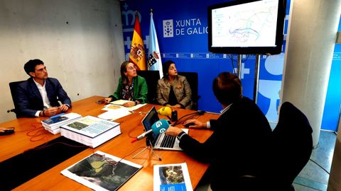La conselleira Ethel Vázquez, con la alcaldesa de Folgoso do Courel y el delegado territorial de la Xunta en Lugo, durante la presentación del proyecto