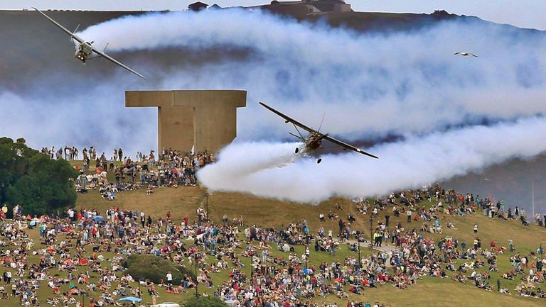 El cerro de Santa Catalina, hasta la bandera, el pasado fin de semana durante la exhibición del Festival Aéreo