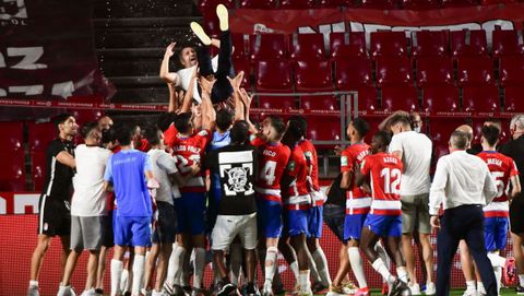 Los futbolistas del Granada mantean al tcnico Diego Martnez