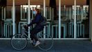 Una mujer pasa en bicicleta ante un bar cerrado por la pandemia en Barcelona