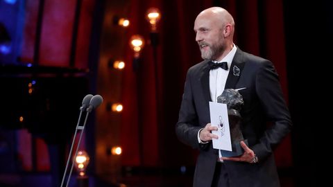 El realizador Mikel Serrano tras recibir el premio a la Mejor direccin Artstica por Handia 