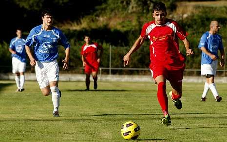 El jugador del B�veda, Adri�n Gonz�lez, a la derecha, en el derbi de pretemporada.