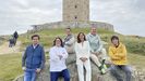 La alcaldesa de A Coruña, Inés Rey, posa con el cocinero Luis Veira y los presentadores de Masterchef ante la torre de Hércules