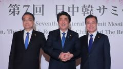 Los primeros ministros de China y Japn con el presidente surcoreano en su cumbre de ayer