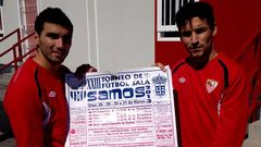 Los jugadores del Sevilla Reyes y Navas con el cartel del maratn de ftbol sala de samos