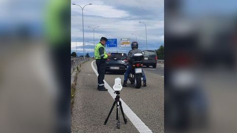 La Guardia Civil, junto a uno de los motoristas interceptados a ms de 200 km/h en la autova.