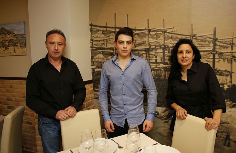 Manuel Antelo, camariñán, y Rosa Lema, muxiana, con su hijo Alfonso.