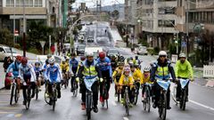 Ciclistas participantes este domingo en un acto de homenaje a las vctimas de accidentes de trfico en Vigo