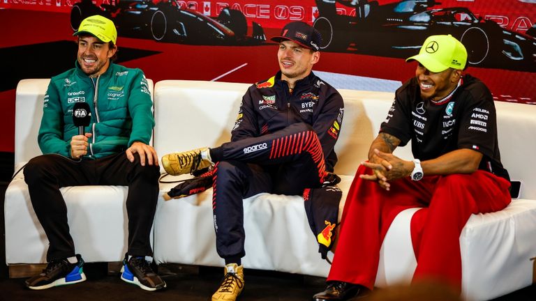 Fernando Alonso, Max Verstappen y Lewis Hamilton en rueda de prensa