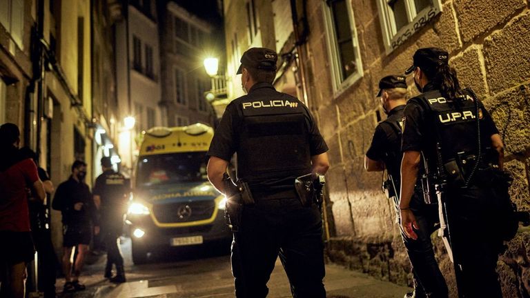 La Policía Local interviniendo en los vinos de Ourense, en una imagen de archivo