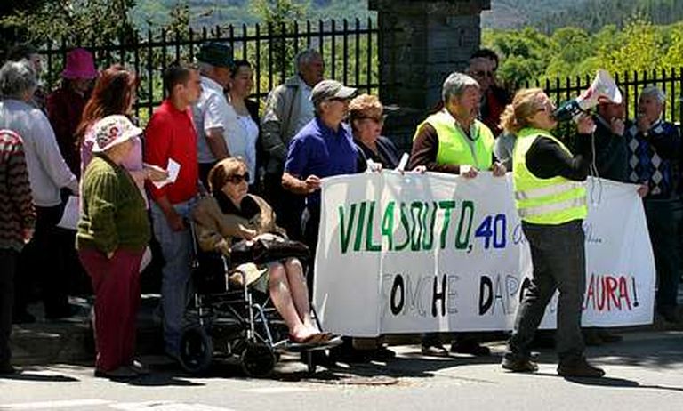 Protesta de los vecinos de Vilasouto contra los problemas de la traída, el pasado mayo.