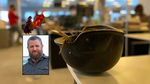 El casco blindado que llevó Beriain durante la guerra de Irak, hoy en la redacción de La Voz