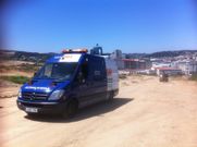 La ambulancia del 061, saliendo del Ofim�tico con el trabajador herido