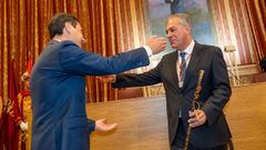 El alcalde de Sevilla, Jos Luis Sanz es felicitado por el presidente de la Junta de Andaluca tras tomar posesin