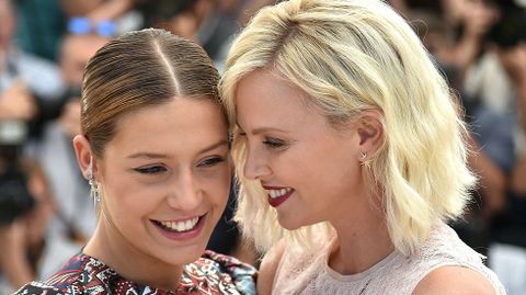Adele Exarchopoulos y Charlize Theron 