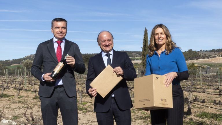 Ence, Bodega Matarromera y Pago de Carraovejas trabajan en embalajes de vino y etiquetas reciclando podas