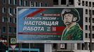 Un cartel en San Petersburgo anima a los rusos a alistarse en el ejército
