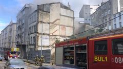 Los bomberos apagan un fuego en un edificio a cien metros de la Muralla de Lugo