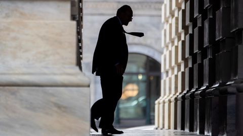 El senador demcrata por Nueva York Chuck Schumer llega al Capitolio en Washington DC
