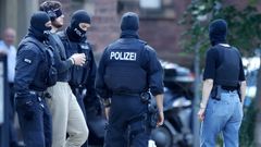 Un detenido es escoltado por la polica en la ciudad de Karlsruhe.