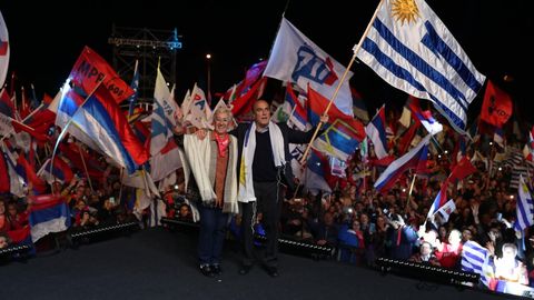 El candidato a la presidencia de Uruguay por el oficialista Frente Amplio, Daniel Martnez, favorito en las encuestas, en un mitin durante su cierre de campaa
